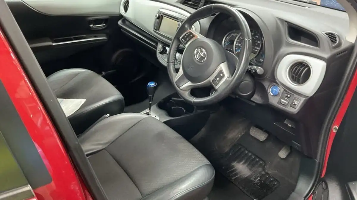 2013-toyota-yaris-15-vvt-i-t-spirit-big-10