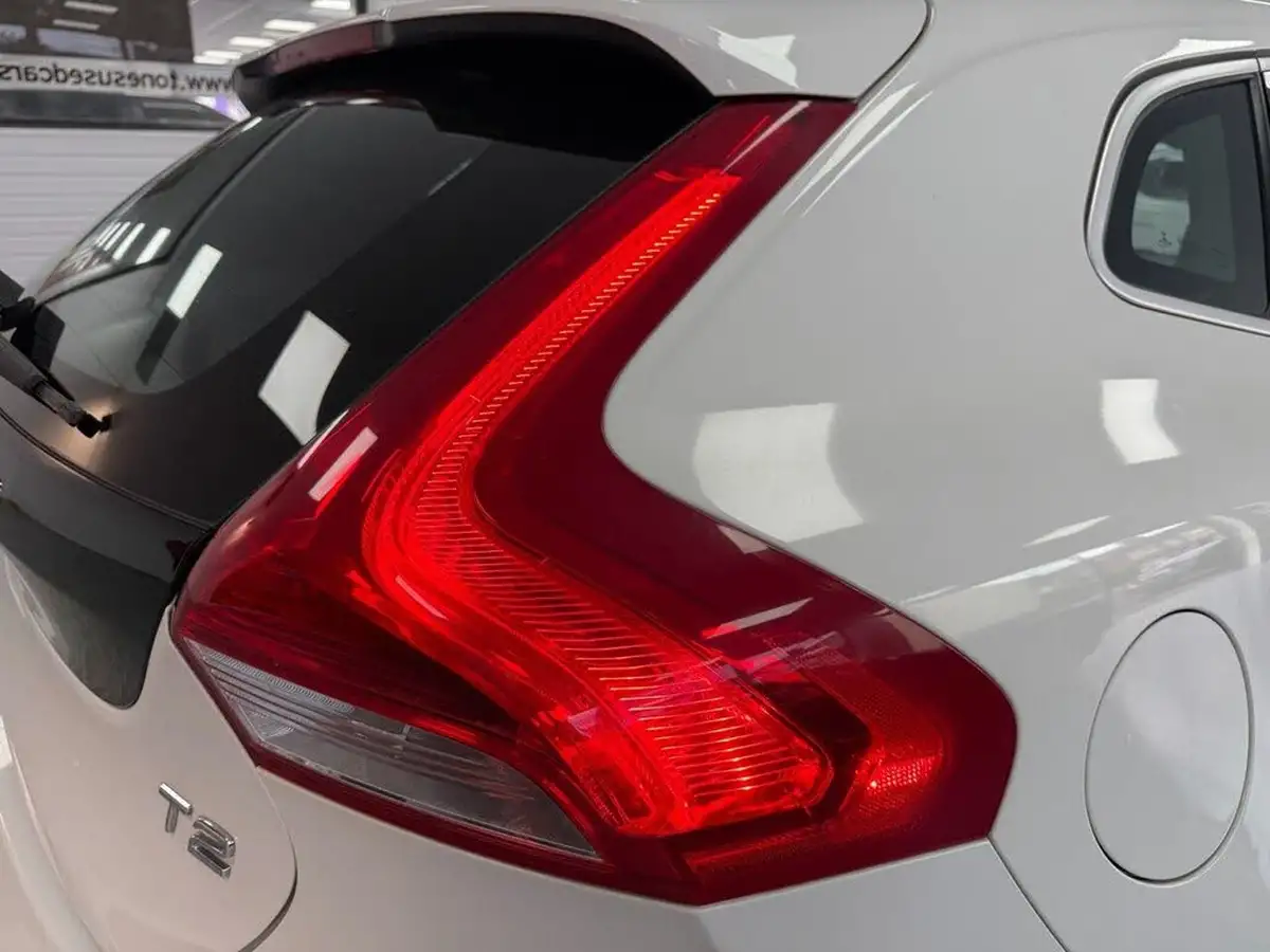 2016-volvo-v40-20-t2-r-design-big-6