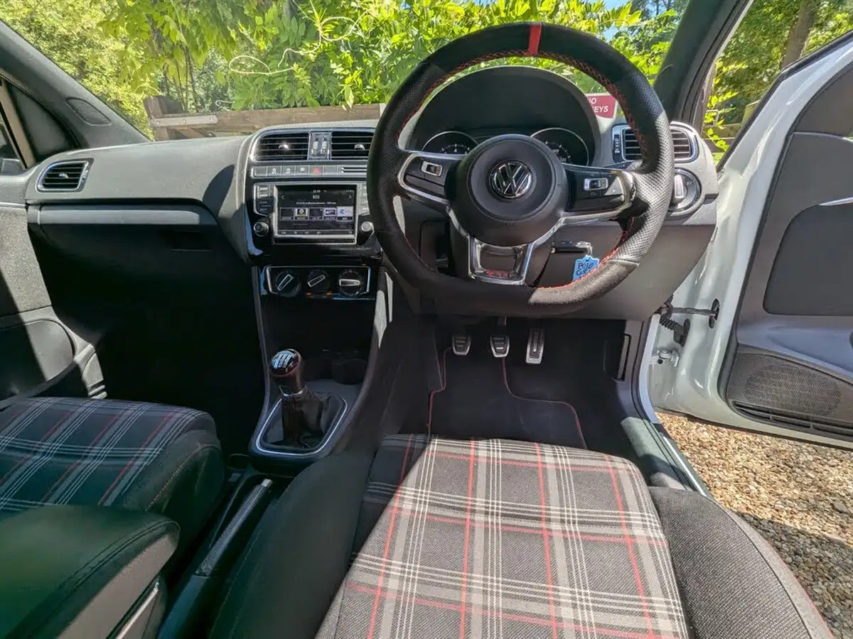 2015-volkswagen-polo-18-tsi-gti-3d-big-20