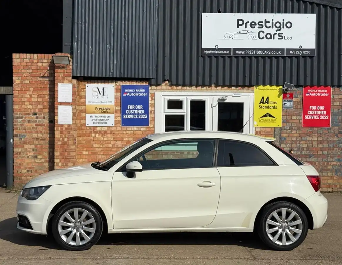 2011-audi-a1-14-sport-tfsi-hatchback-3d-big-5