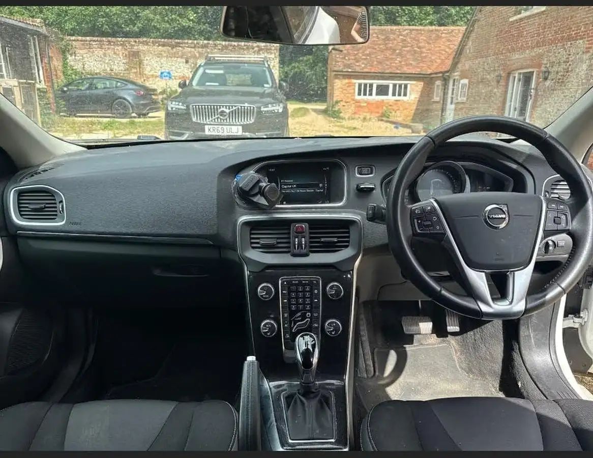 2019-volvo-v40-20td-d2-momentum-edition-geartronic-big-4