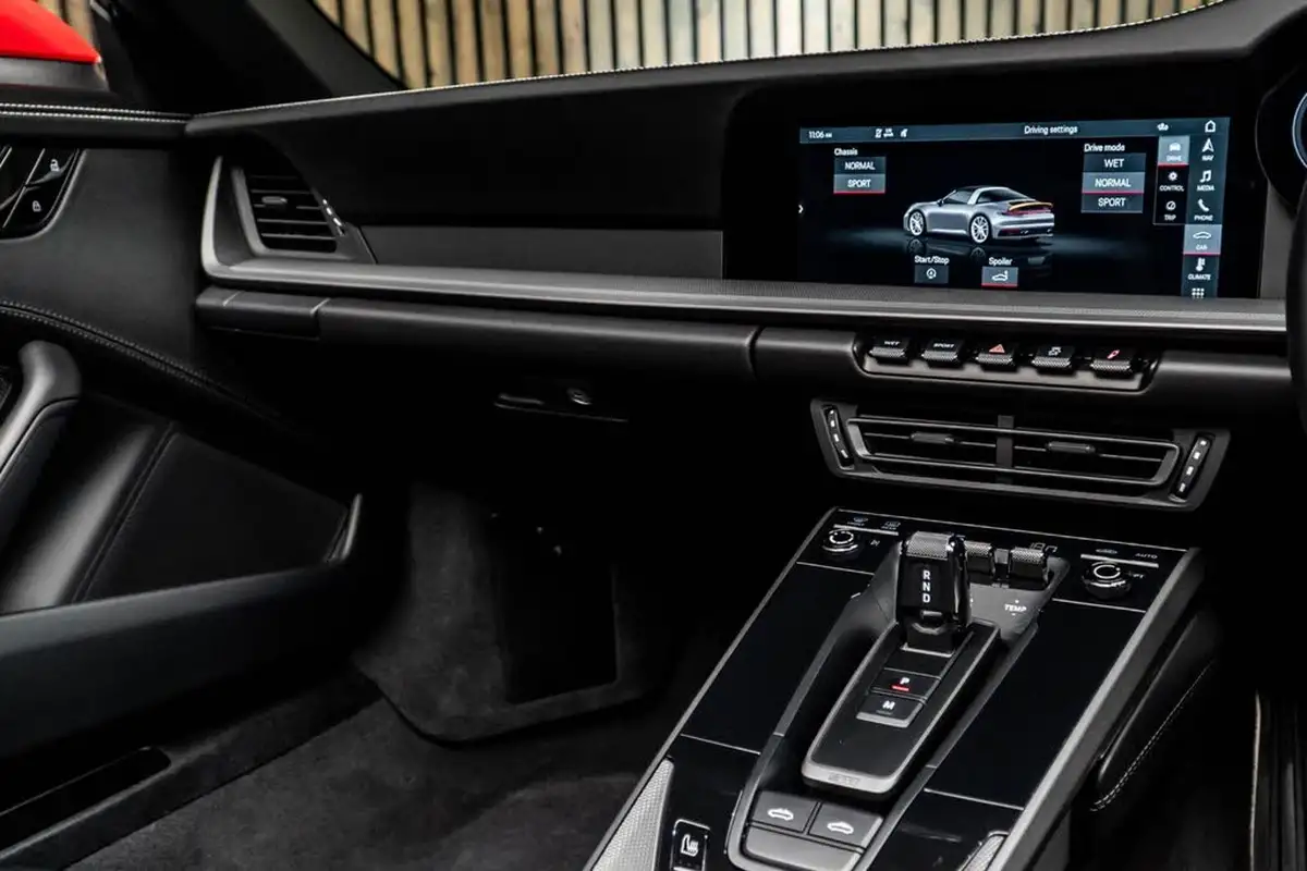 2020-porsche-911-30-targa-4-big-25