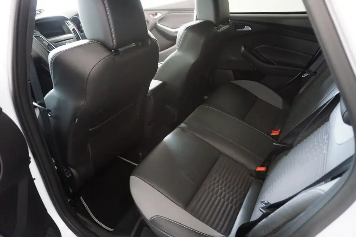 2018-ford-focus-20t-st2-hatchback-big-38