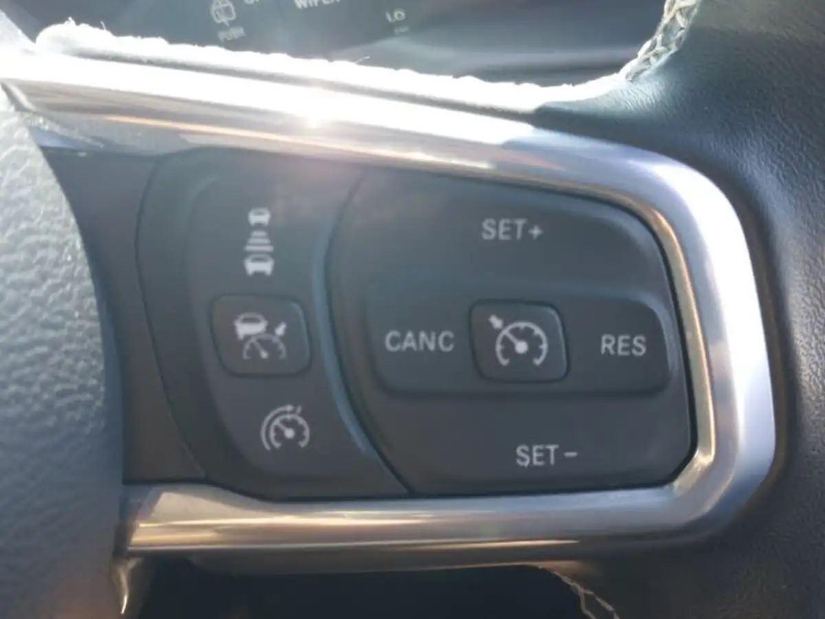 2022-jeep-wrangler-20-gme-overland-5d-big-13