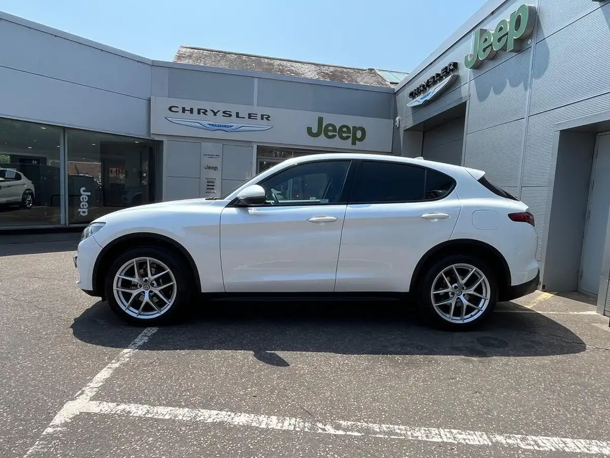 2019-alfa-romeo-stelvio-20-milano-big-8