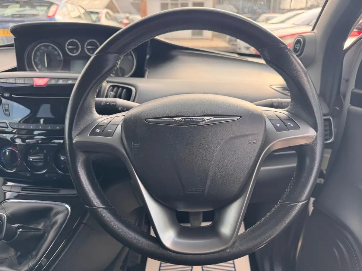 2011-chrysler-ypsilon-12-s-big-22