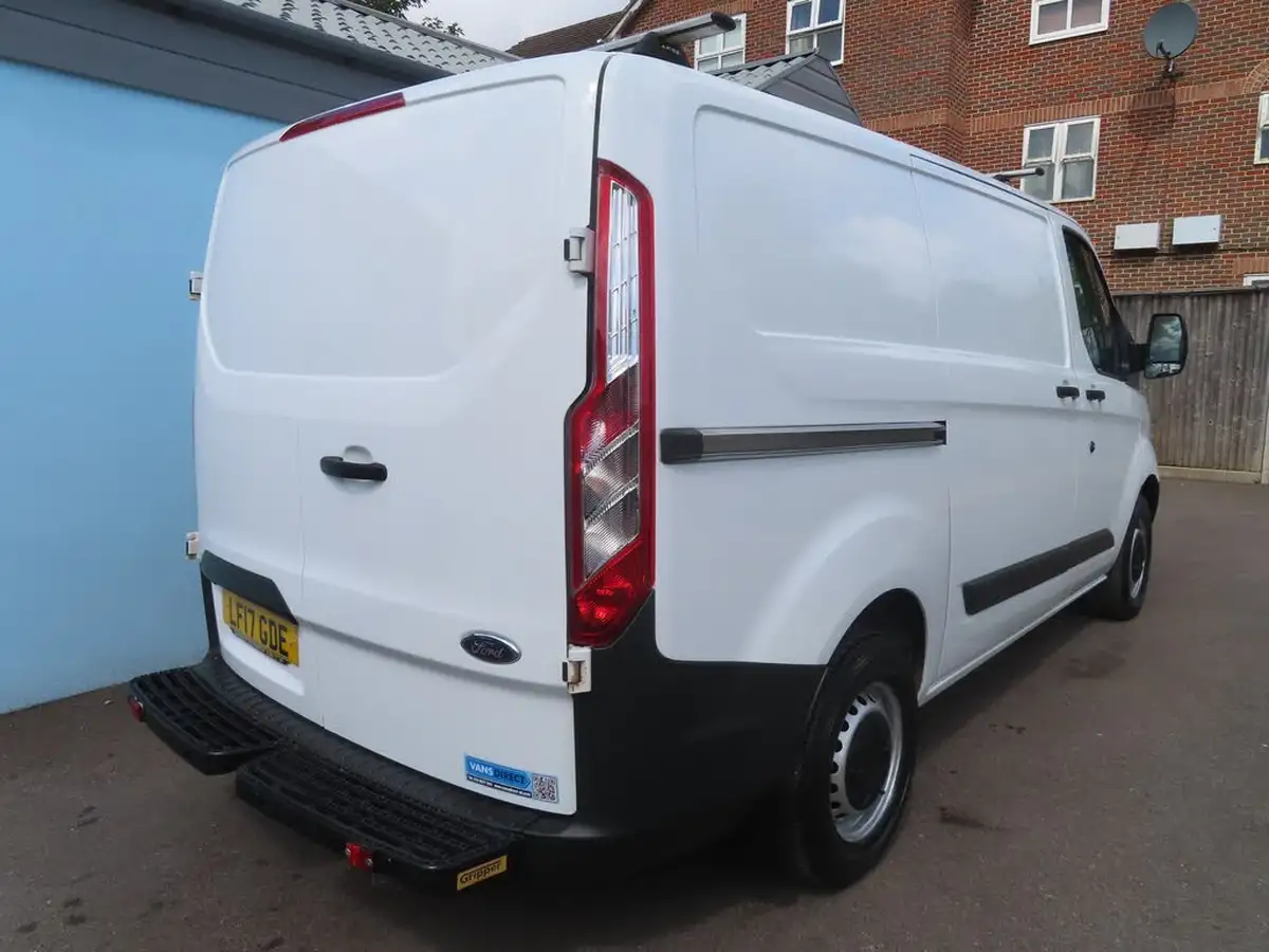 2017-ford-transit-custom-20tdci-310-l1h1-105pseu6-panel-van-big-17