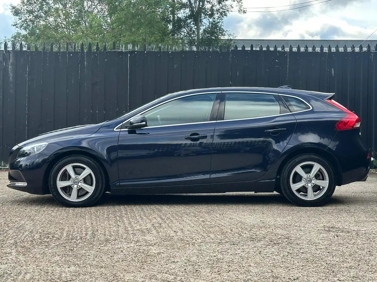 2016-volvo-v40-15-se-t3-152bhp-big-3
