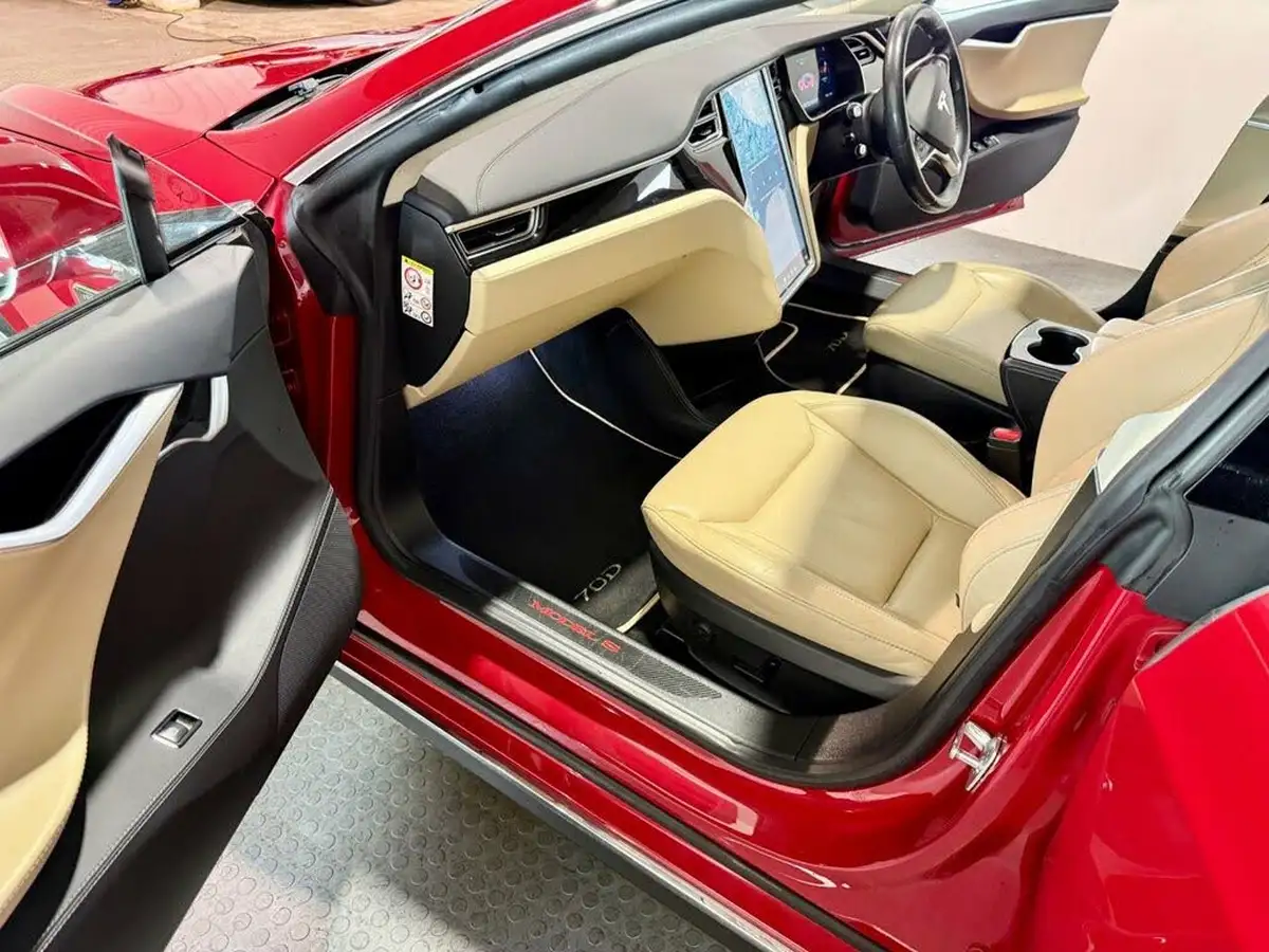 2016-tesla-model-s-e-70d-big-24
