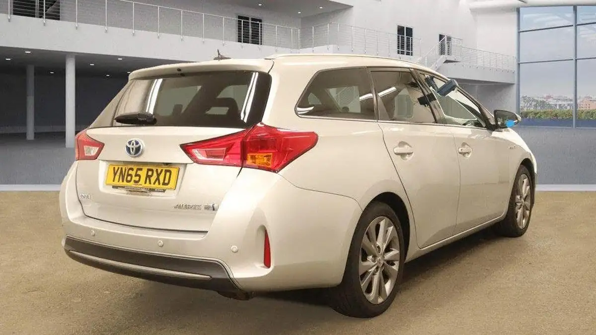 2015-toyota-auris-18-vvt-i-hsd-excel-touring-sports-e-cvt-big-6