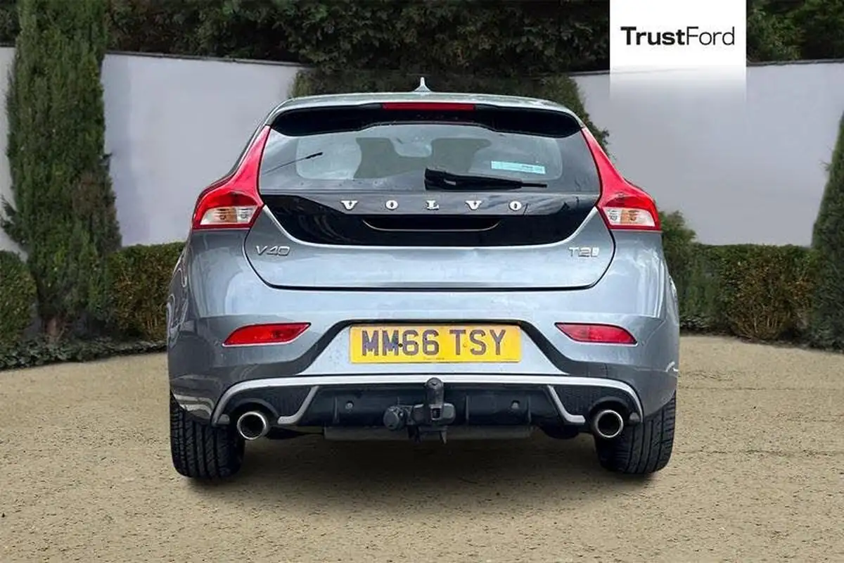 2016-volvo-v40-20-t2-r-design-nav-plus-big-6