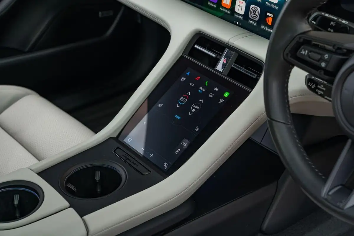 2021-porsche-taycan-e-base-476ps-performance-battery-plus-big-42
