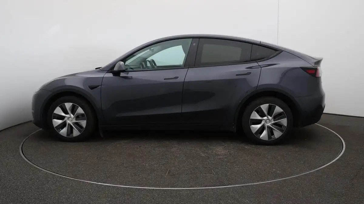 2022-tesla-model-y-e-long-range-big-46