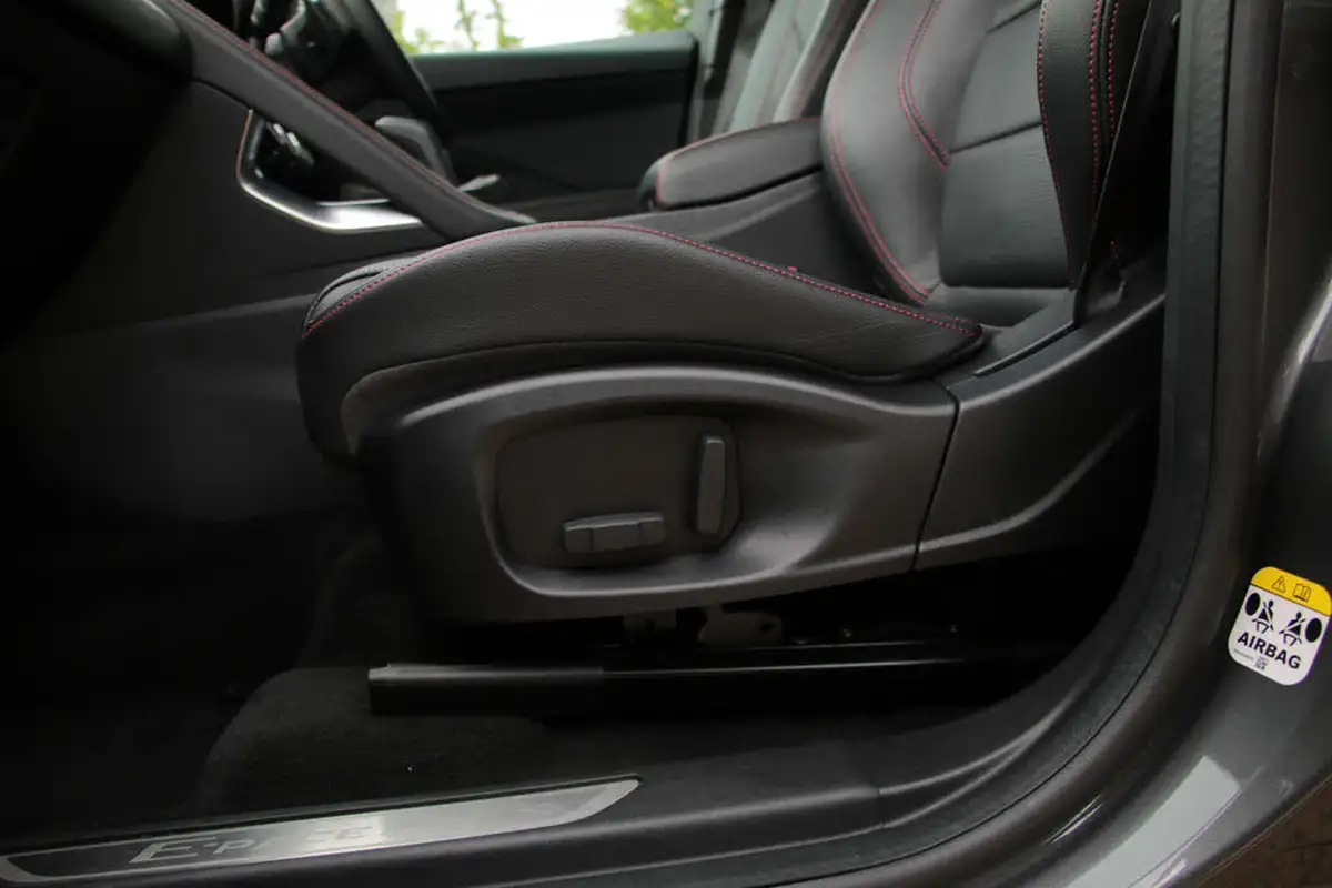 2020-jaguar-e-pace-20-i4-chequered-flag-200ps-big-46