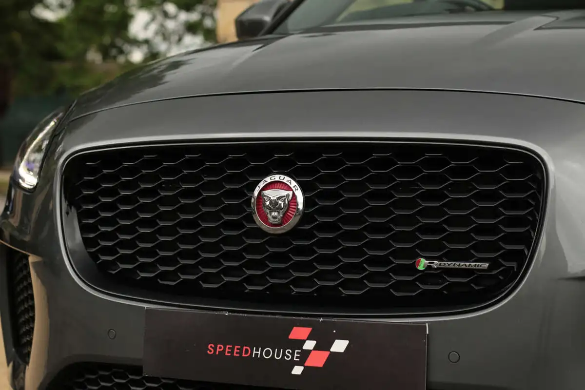 2020-jaguar-e-pace-20-i4-chequered-flag-200ps-big-22