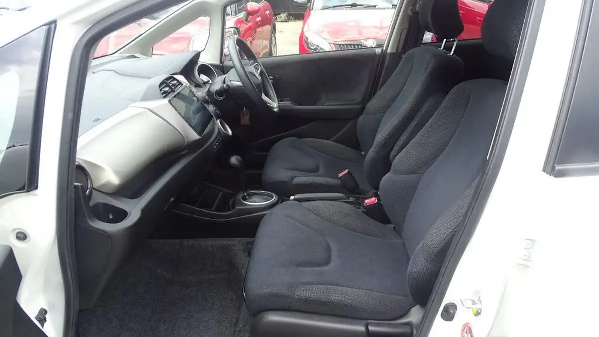 2013-honda-jazz-13-he-big-30
