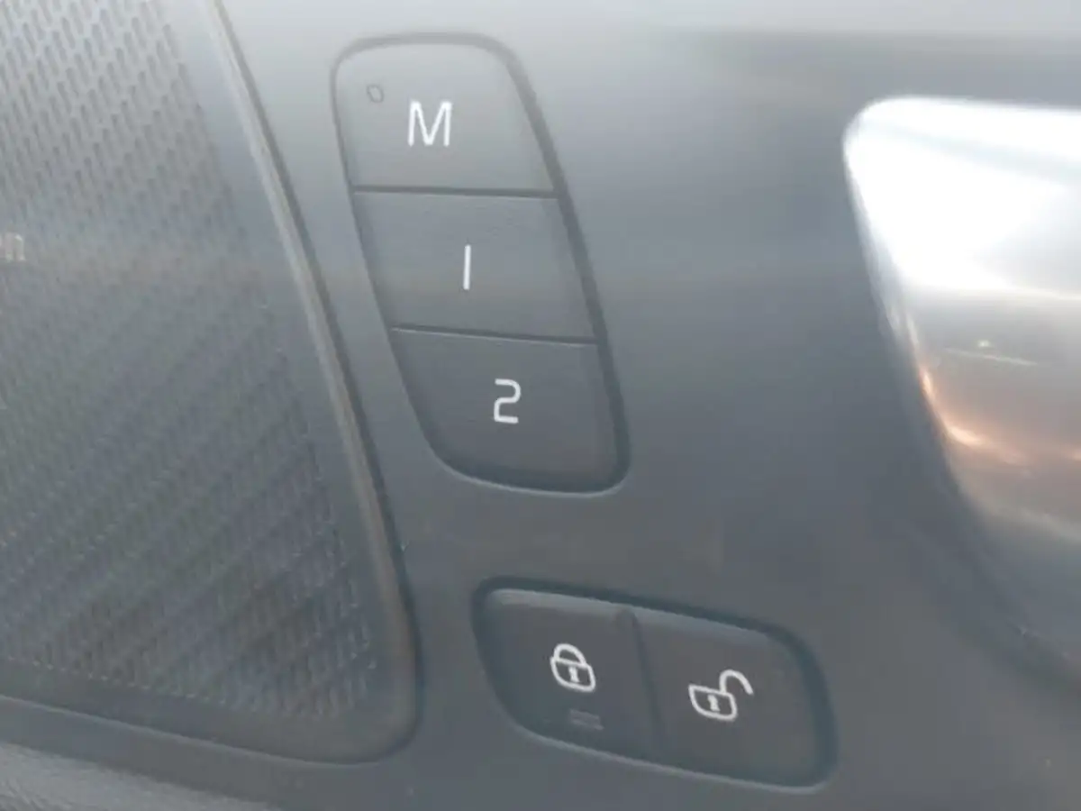 2024-volvo-xc60-20-b5-plus-black-edition-big-12