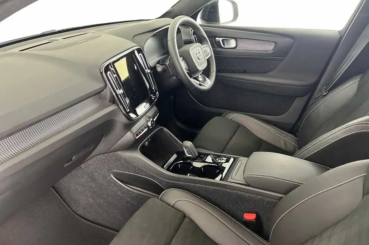 2022-volvo-xc40-15-t3-r-design-auto-big-1