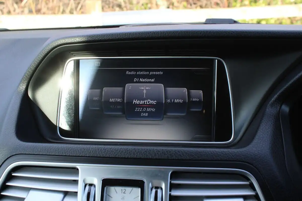 2015-mercedes-benz-e-class-30cdi-e350-amg-line-258ps-cabriolet-2d-big-25