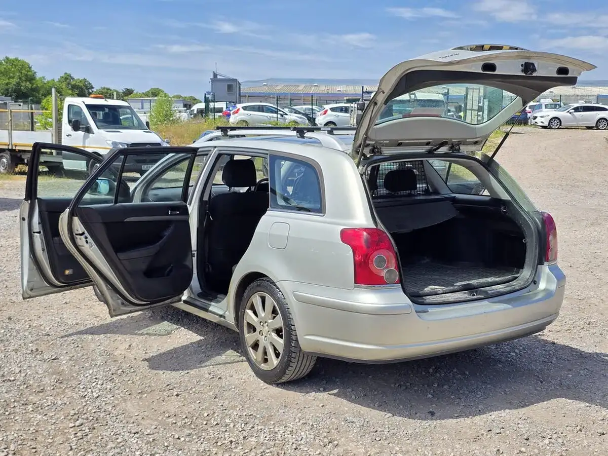 2007-toyota-avensis-20td-tr-estate-5d-big-8