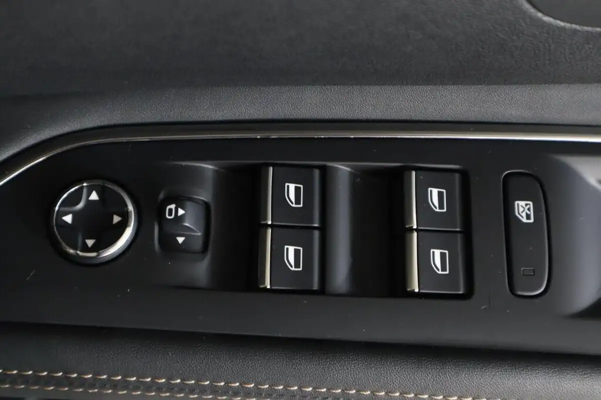 2021-peugeot-3008-suv-16-puretech-gt-premium-225bhp-hybrid-e-eat8-big-26
