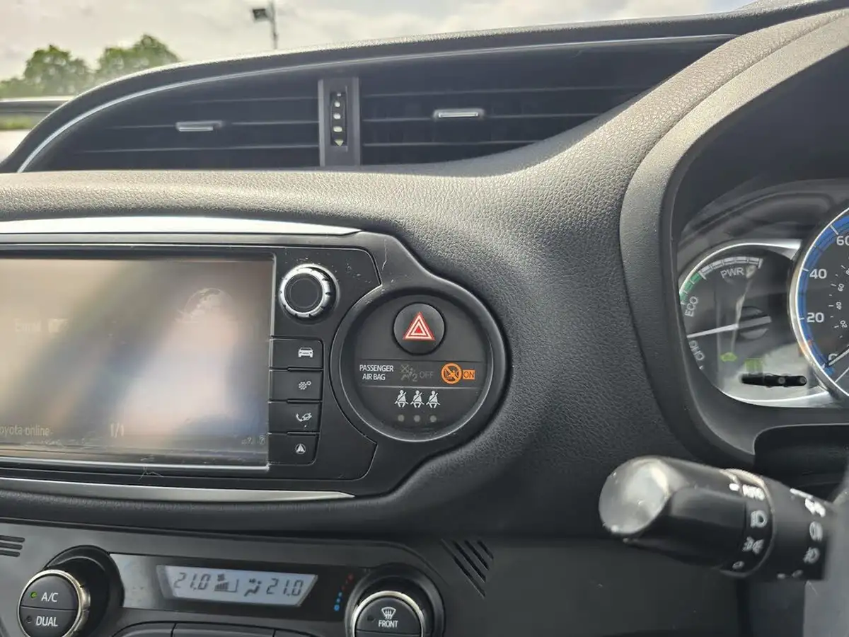 2015-toyota-yaris-15-vvt-i-excel-hybrid-15in-big-46