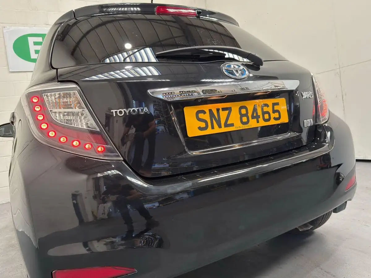 2013-toyota-yaris-15-vvt-i-t4-big-18