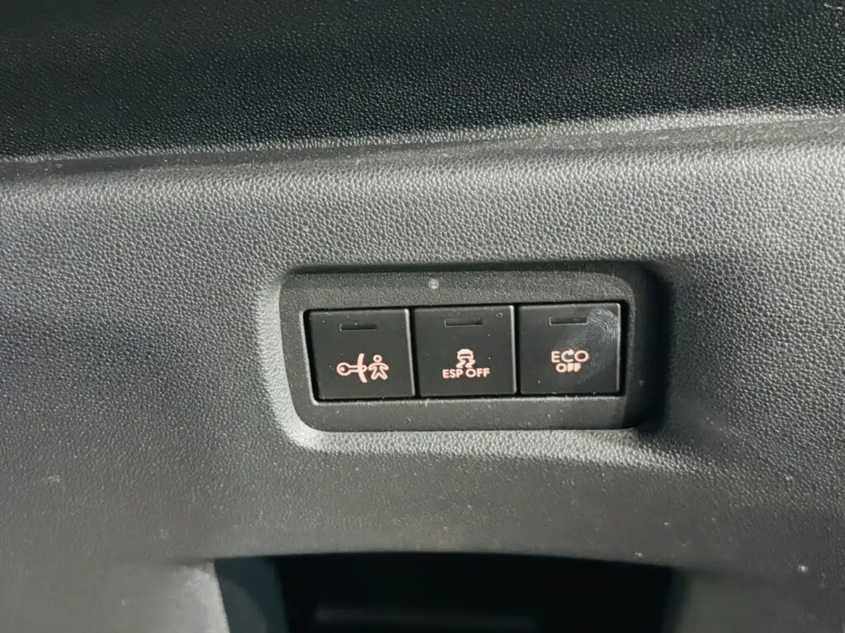 2012-citroen-c3-14e-hdi-vtr-big-17