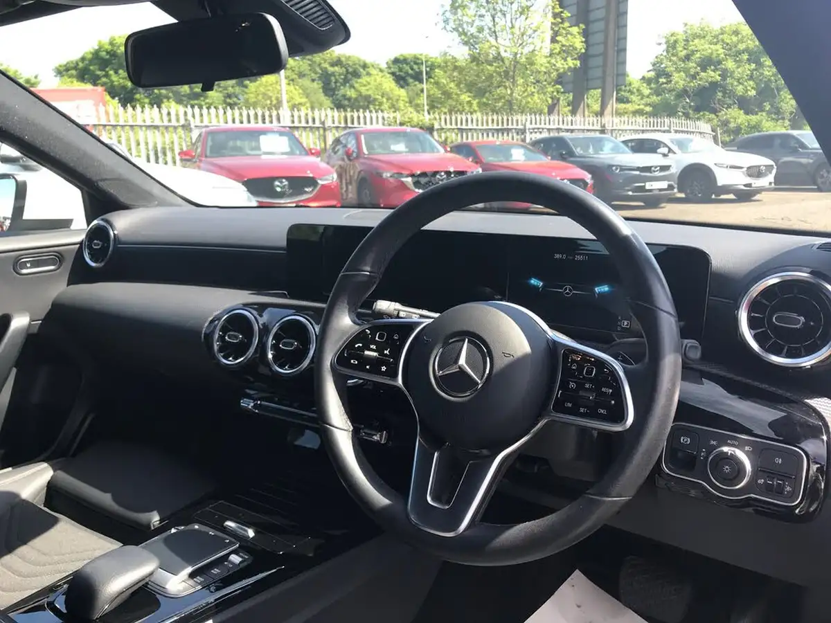 2020-mercedes-benz-a-class-13-a180-se-7g-dct-big-3