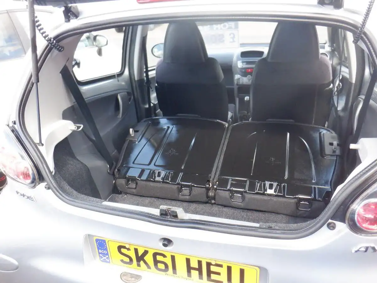 2011-toyota-aygo-10-aygo-ice-5d-big-12