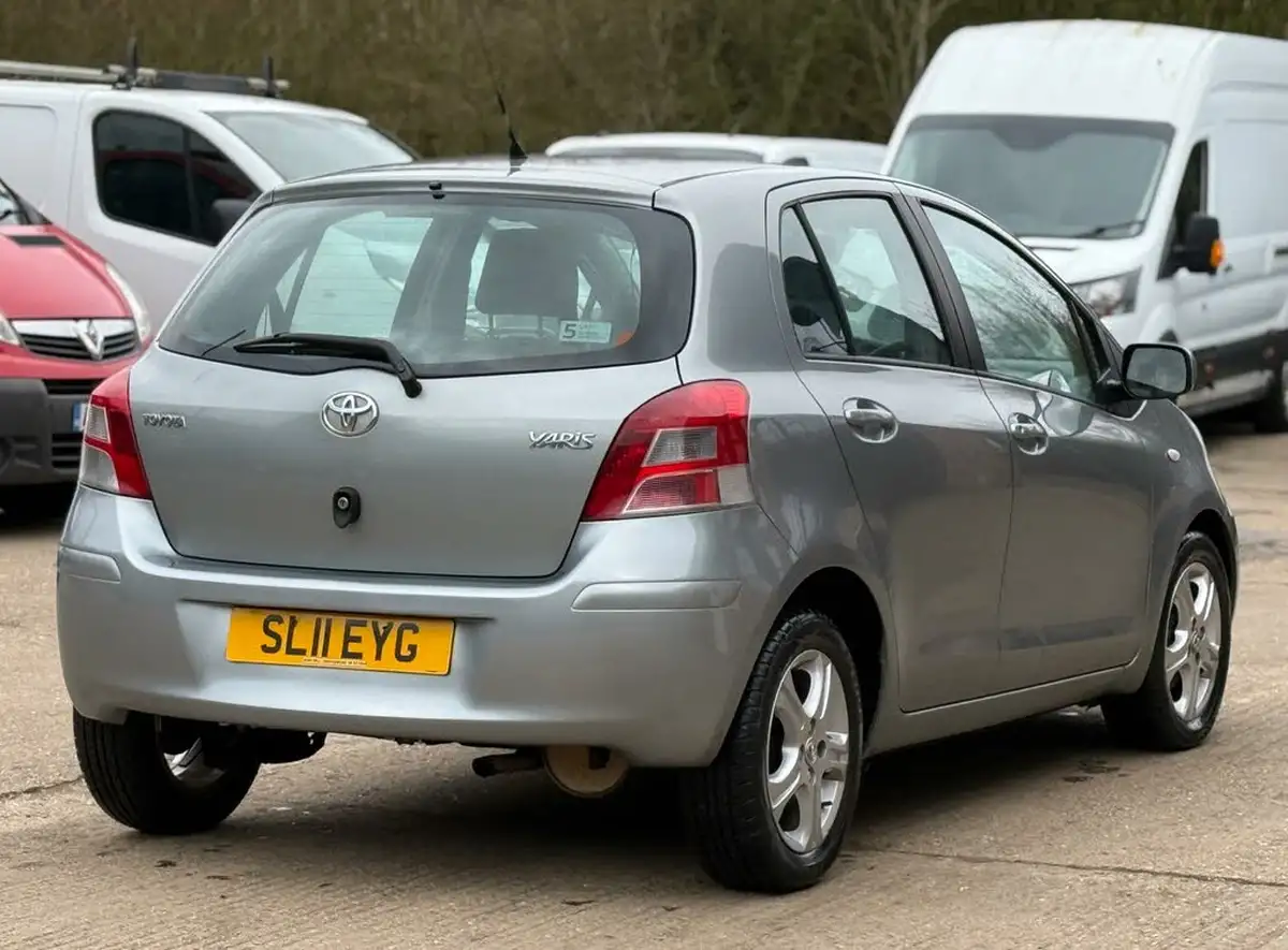 2011-toyota-yaris-133-tr-vvt-i-5d-mmt-big-8