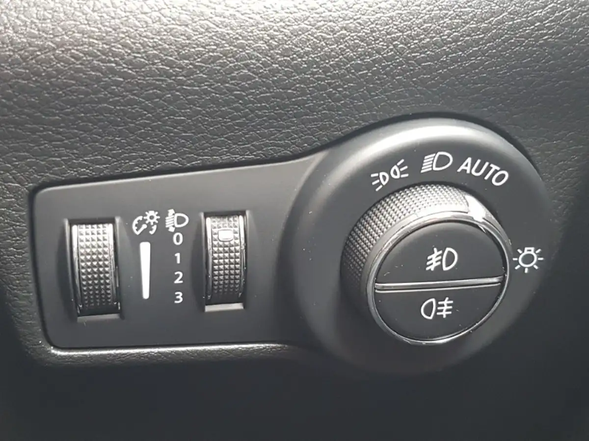 2023-jeep-compass-15-limited-big-12
