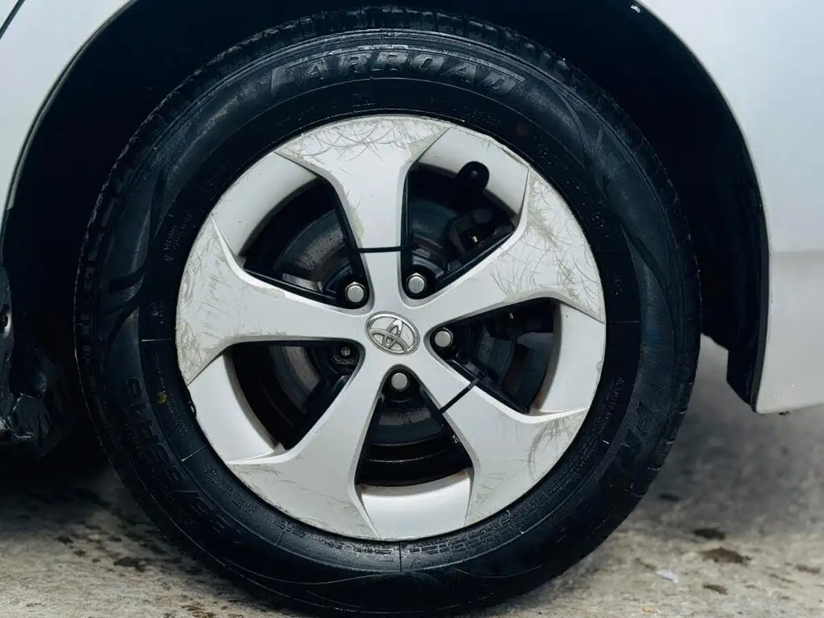 2014-toyota-prius-hybrid-big-12