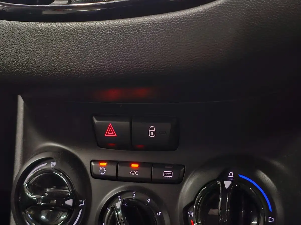 2015-peugeot-208-10-access-5d-big-59