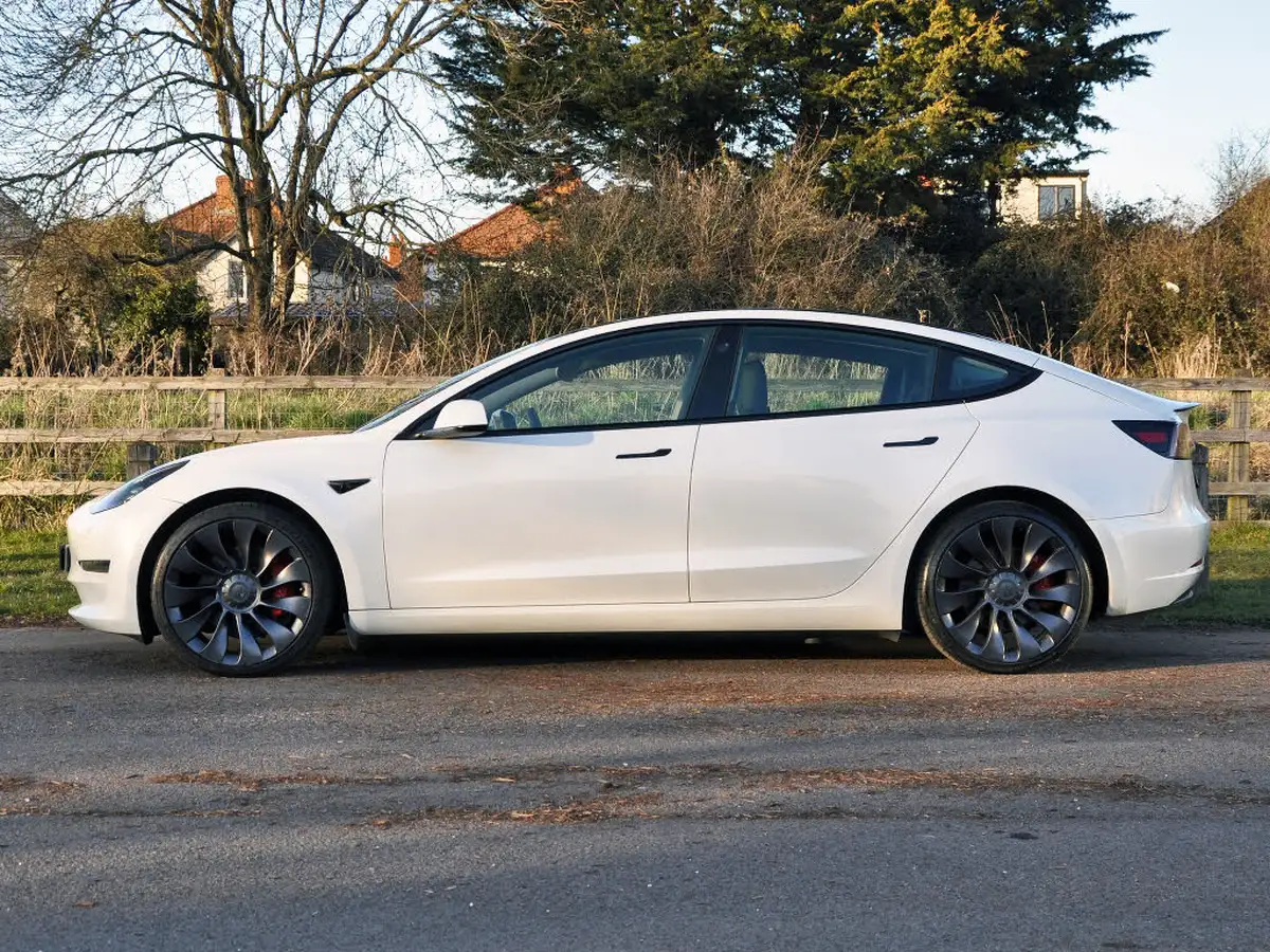 2021-tesla-model-3-e-performance-4x4-big-28