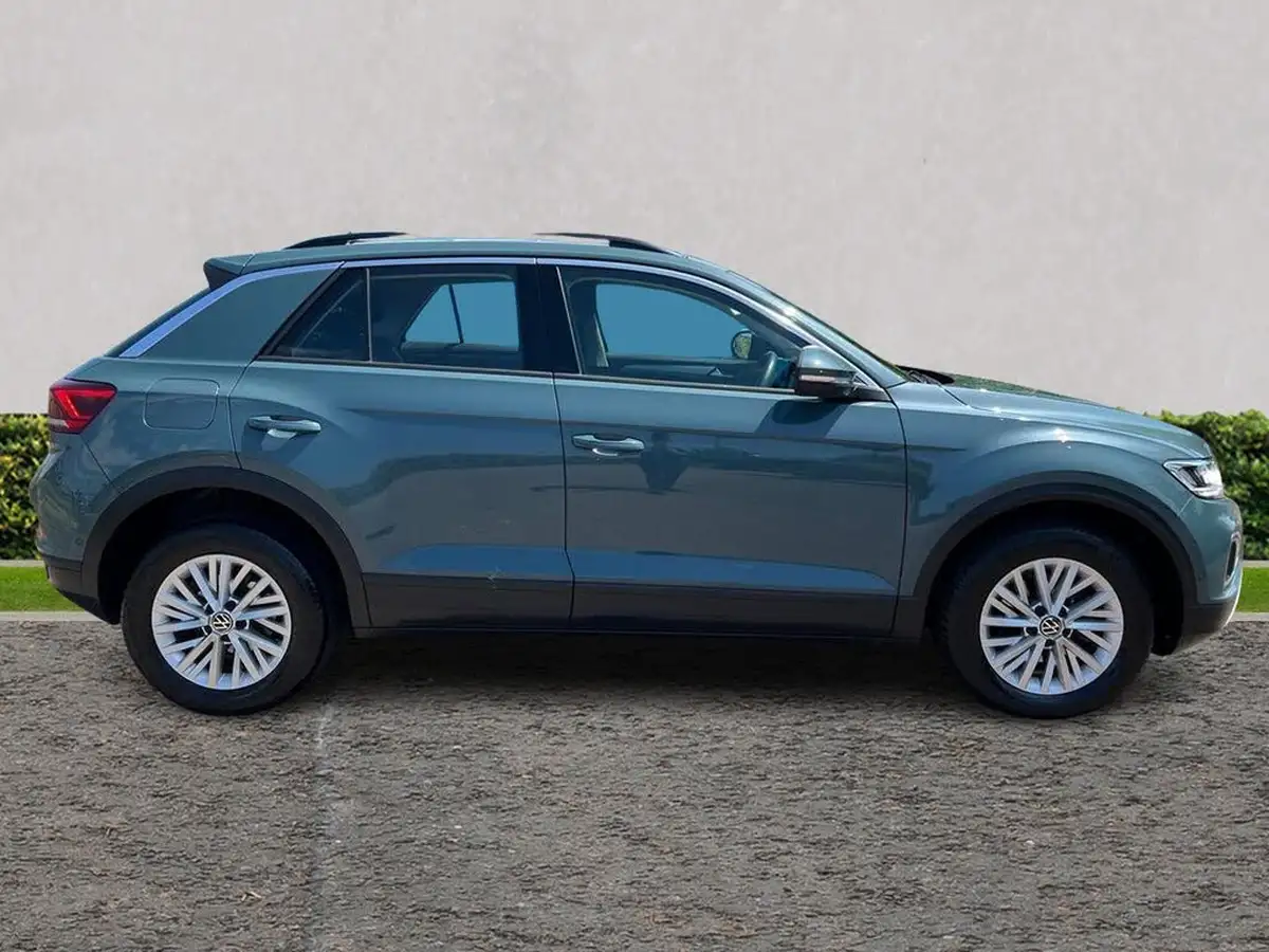 2023-volkswagen-t-roc-10-tsi-life-big-1