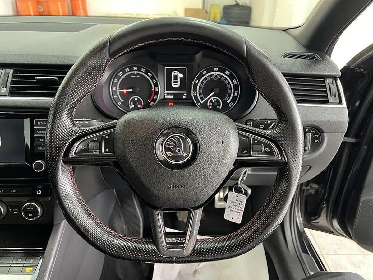 2015-skoda-octavia-20tdi-vrs-hatchback-big-10