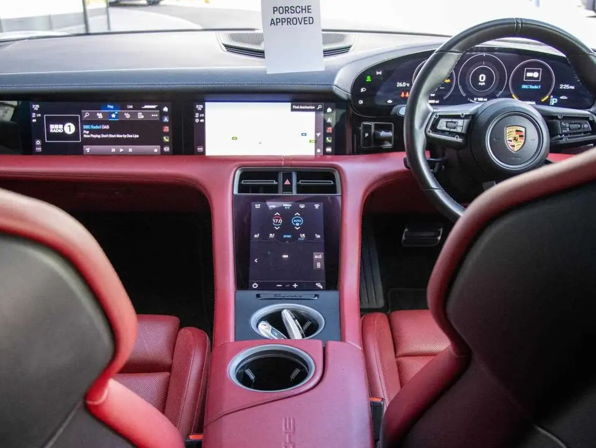 2020-porsche-taycan-e-turbo-s-big-25