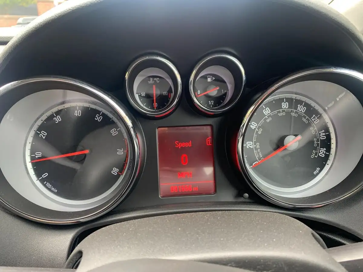 2013-vauxhall-astra-14-sri-turbo-140ps-1364cc-big-22