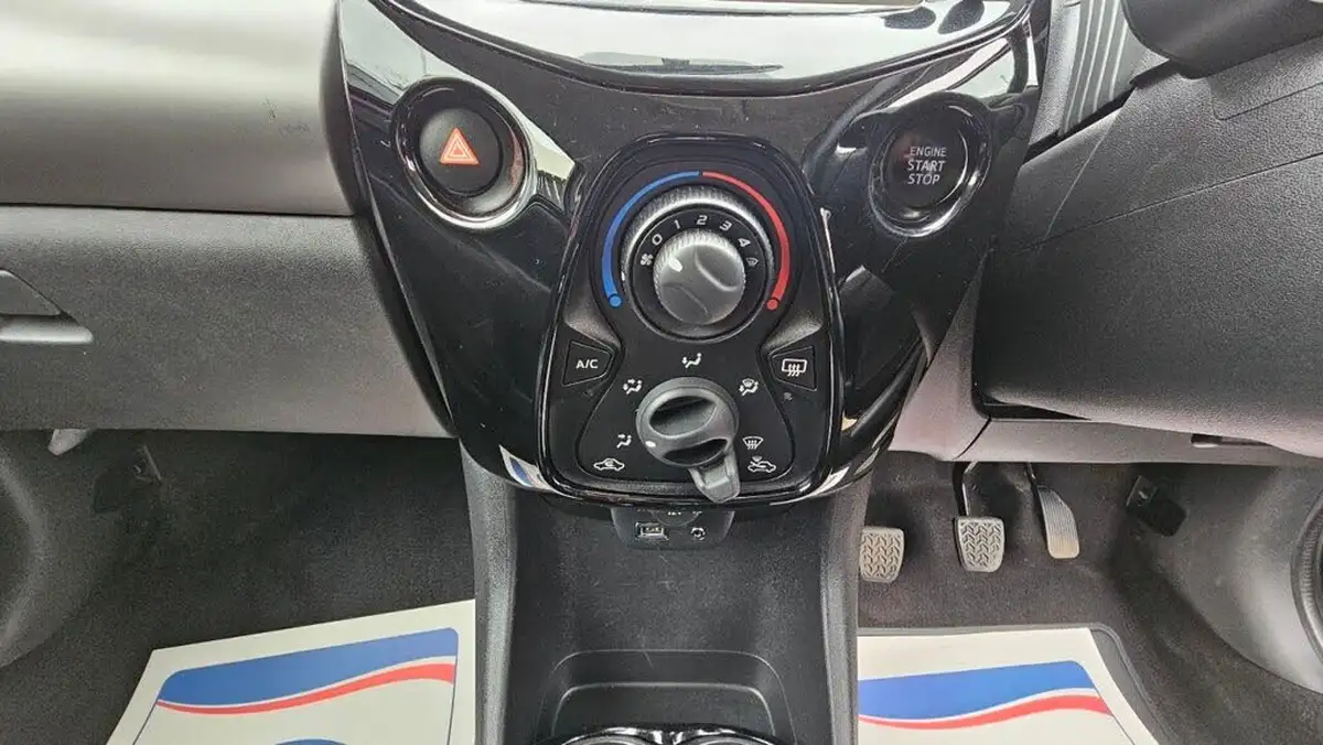 2016-peugeot-108-12-puretech-allure-hatchback-3d-big-19