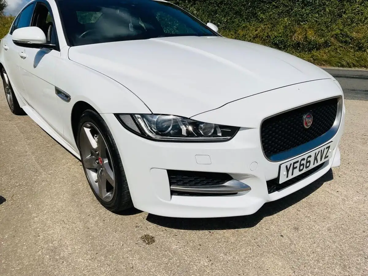 2016-jaguar-xe-20d-r-sport-180ps-big-9