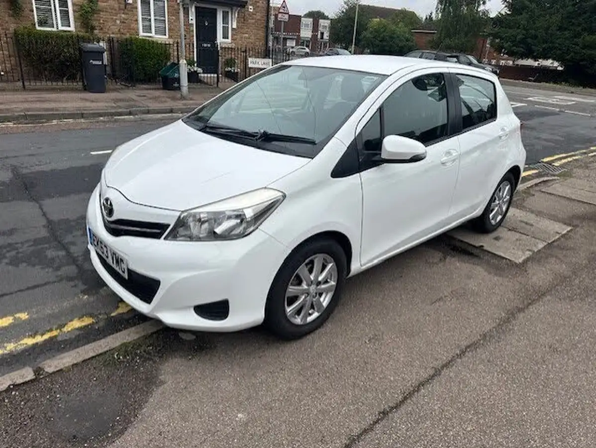 2013-toyota-yaris-133-tr-vvt-i-5d-big-2