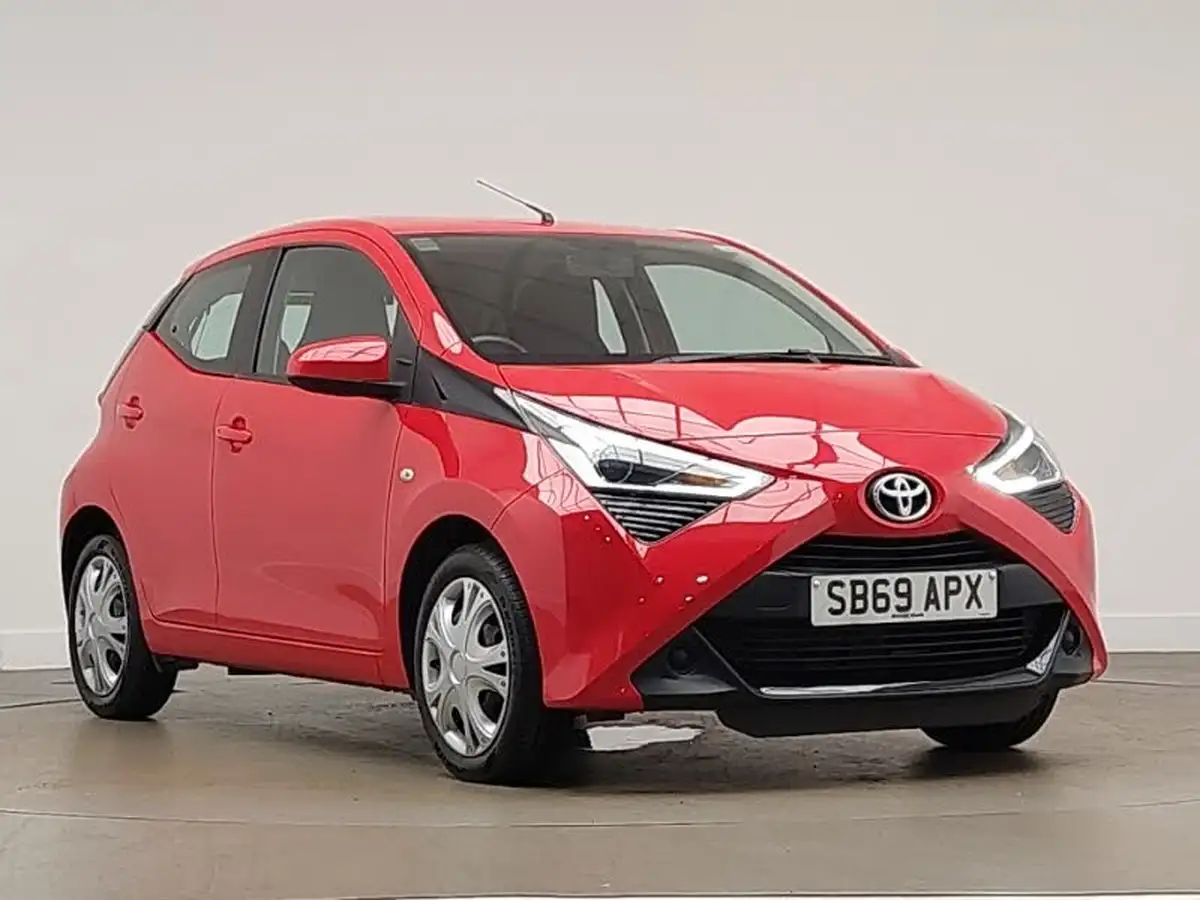 2019-toyota-aygo-10-vvt-i-x-play-big-0