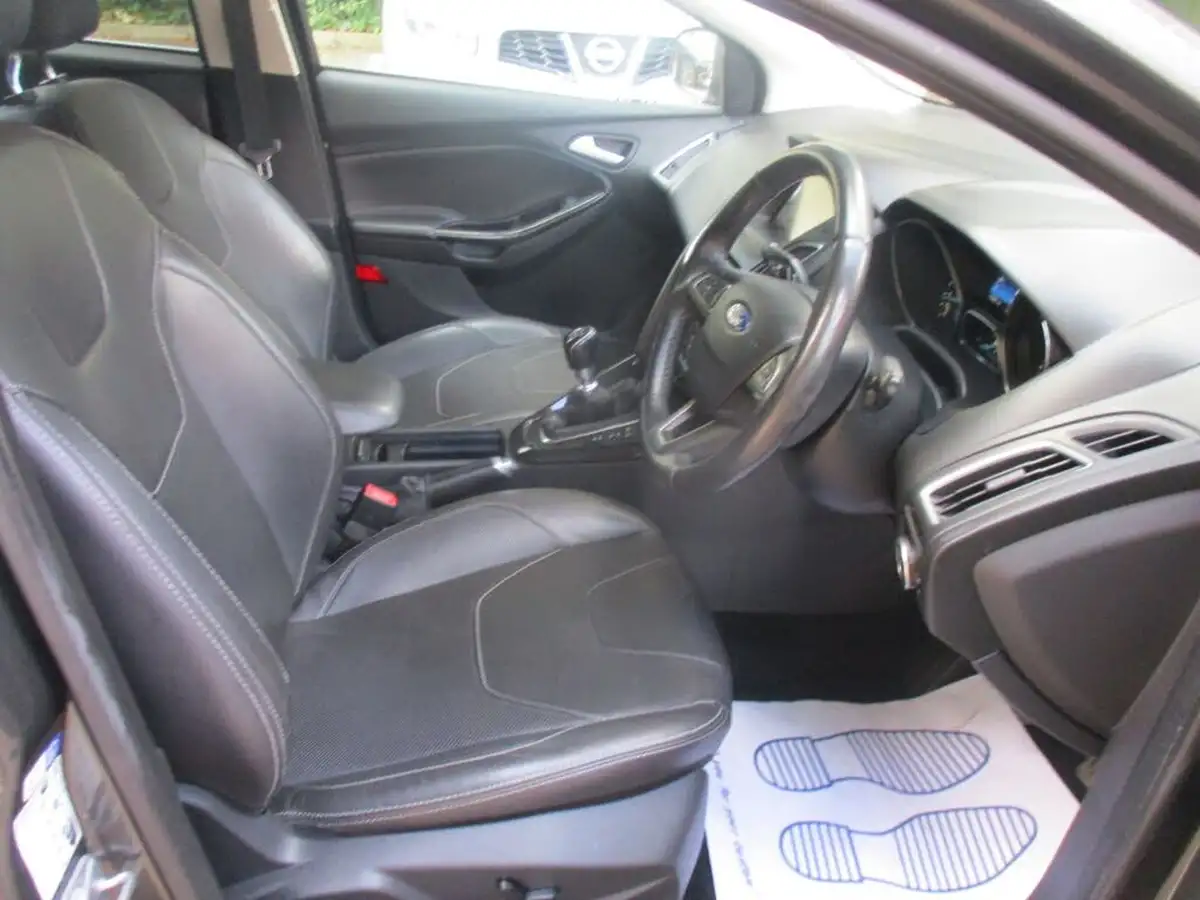 2015-ford-focus-15-titanium-hatchback-big-30