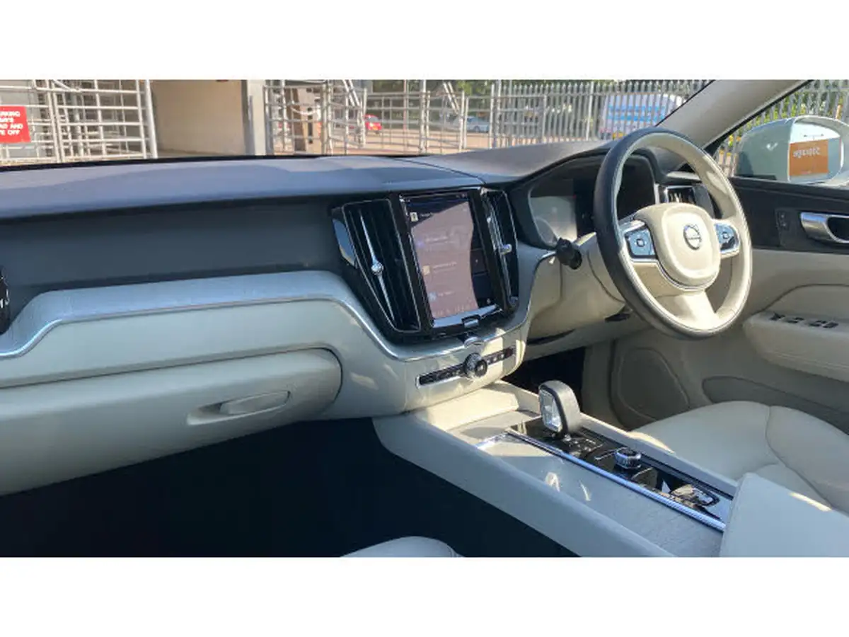 2023-volvo-xc60-20-b5-core-big-3