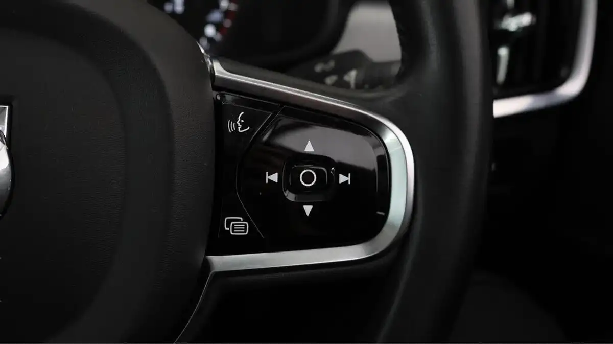 2020-volvo-s90-20-t4-momentum-plus-big-22