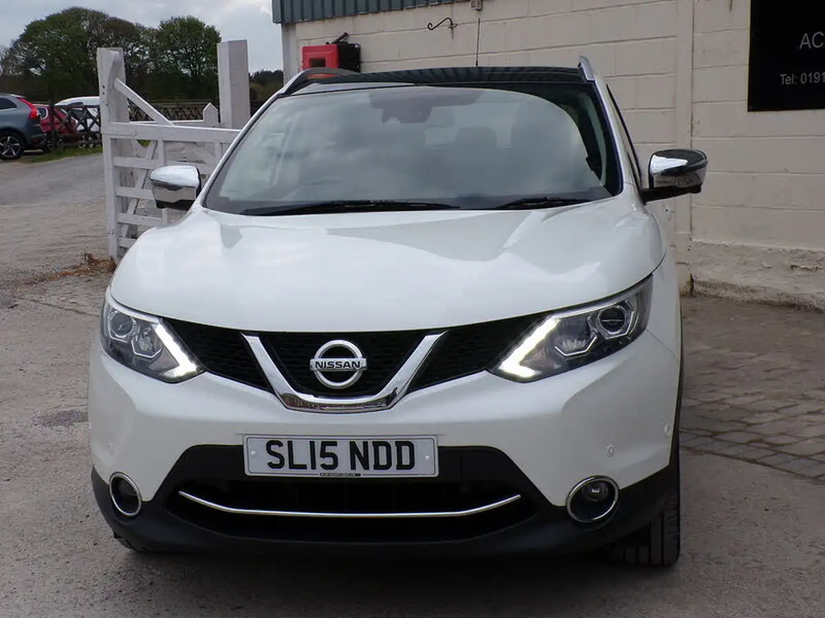 2015-nissan-qashqai-15dci-tekna-big-2
