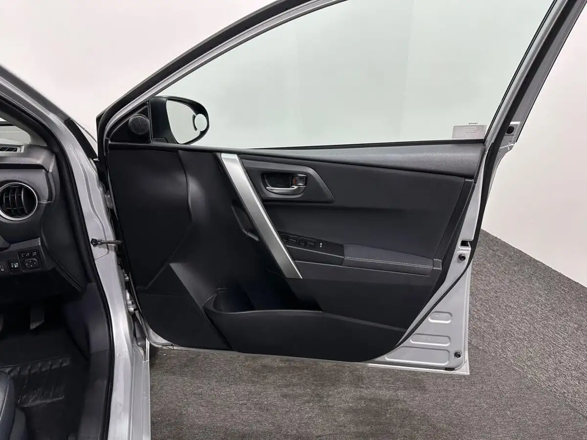 2014-toyota-auris-16-excel-hatchback-big-31