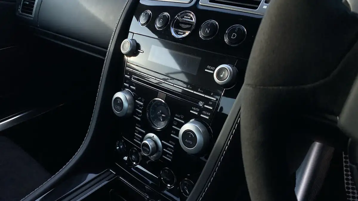 2010-aston-martin-dbs-60-touchtronic-big-21