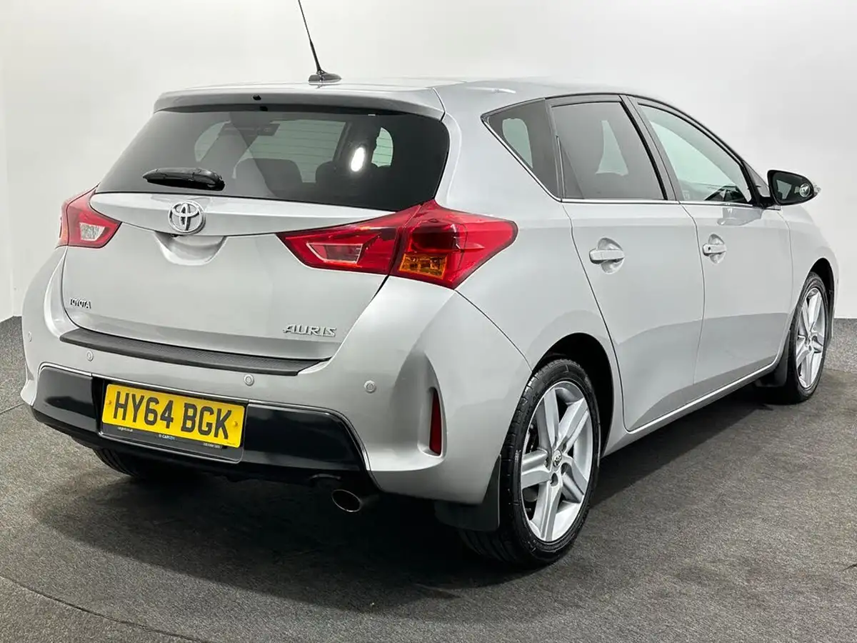 2014-toyota-auris-16-excel-hatchback-big-7
